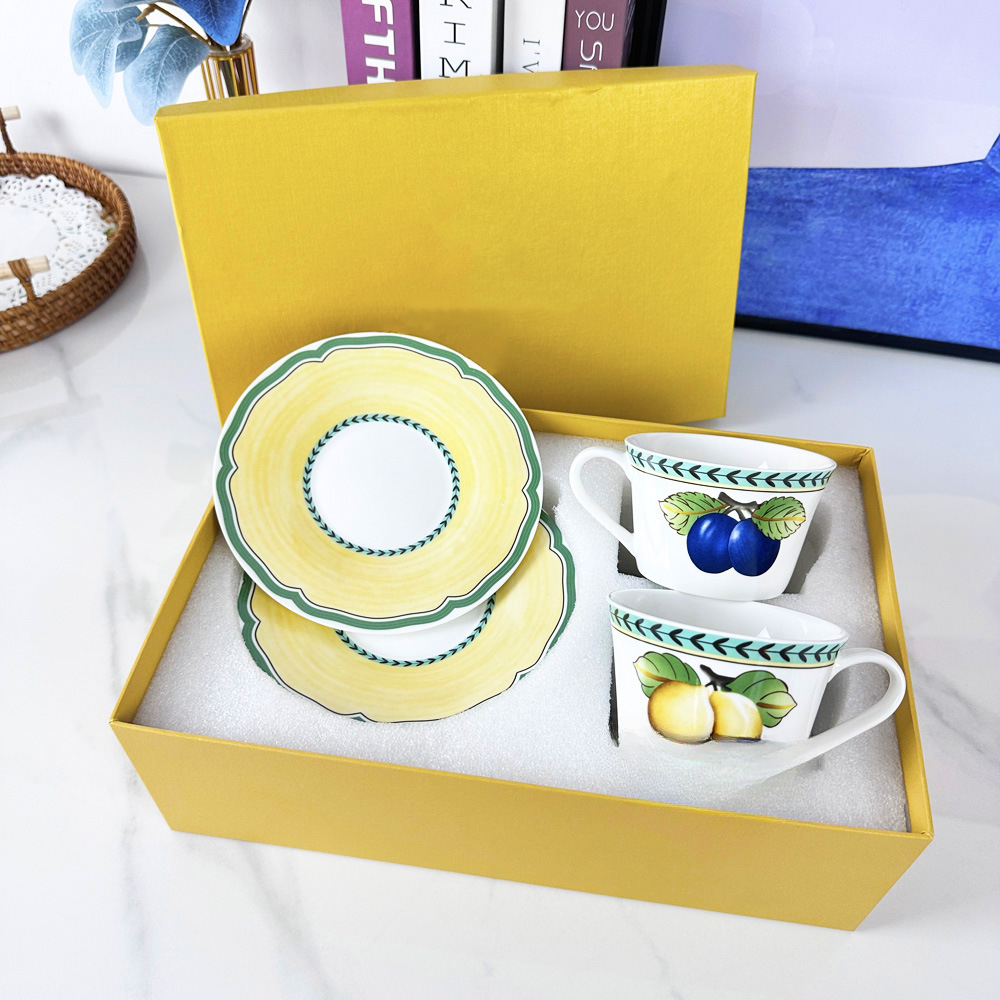 Juegos de café amarillo y blanco
