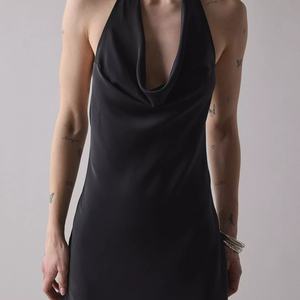 Vestido de satén al por mayor a bajo precio y alta calidad, vestido halter con cuello tipo capucha, minivestido sexy con espalda descubierta y escote en V profundo para mujer - Product Image 2