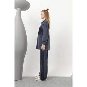 Ensemble deux pièces pour femme Loreen, bleu marine indigo, avec détails de couture et poches, tenue décontractée élégante et fonctionnelle pour tous les jours, tailles S-L - Product Image 2