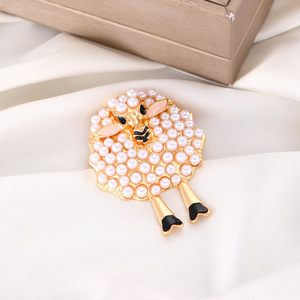 Adorable <span class=keywords><strong>broche</strong></span> en alliage plaqué métal, motif <span class=keywords><strong>agneau</strong></span> blanc et perle, style luxe léger, pour vêtements féminins, épingle de revers - Product Image 6