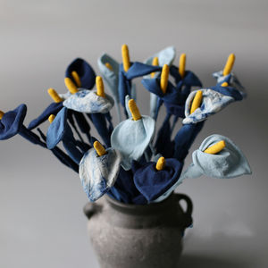 Fleur artificielle en tissu Calla Lily bleue, faite à la main, pour arrangement floral domestique - Product Image 1