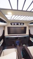 Kits de modification intérieure pour les MPVs, les fourgonnettes et les camping-cars : sièges relevables, panneaux muraux, éclairages plafonniers et canapés-lits.