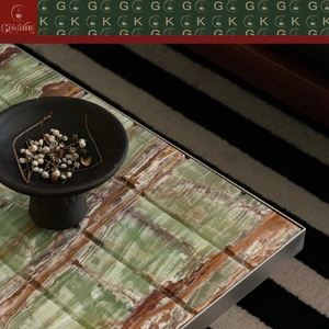 <span class=keywords><strong>Table</strong></span> <span class=keywords><strong>basse</strong></span> en mosaïque d'onyx vert GOLDKING, pièce maîtresse artistique dans un salon d'inspiration Art déco aux tons verts doux - Product Image 4