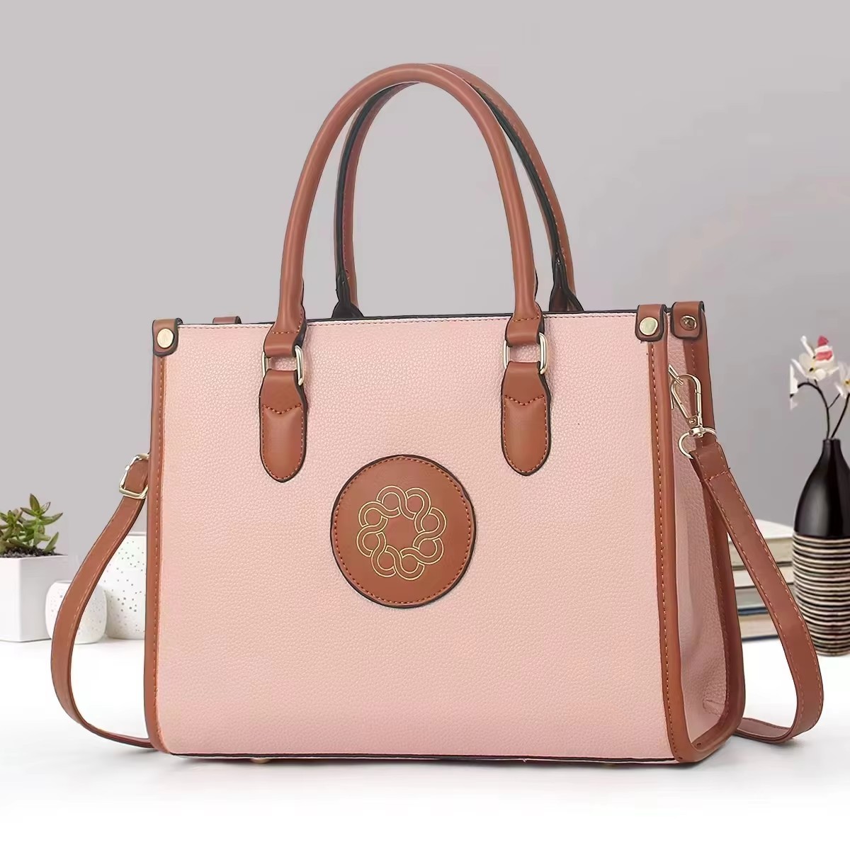Sac à Main Créateur Luella En Cuir Rose - Taille 36x24 Cm, Intérieur Noir, Occasion Bon état