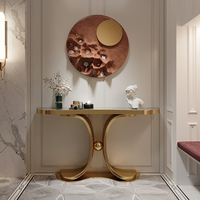 Table console moderne et légère de luxe avec plateau en pierre frittée et base en acier inoxydable doré pour villa, salon et rangement.