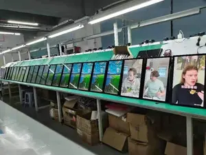 ระบบ Android ป้ายดิจิตอล 27 นิ้วหน้าจอ LCD กระเป๋าเป้สะพายหลังป้ายโฆษณามนุษย์เดินป้ายโฆษณามือถือพร้อมซอฟต์แวร์แสดงผล