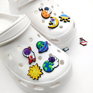 Breloques de chaussures en PVC mignonnes de dessin animé pour sandales sabots pour femmes, décoration en gros personnalisée - Product Image 3
