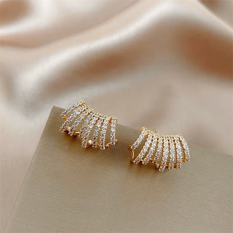 स्टॉक में S925 चांदी सुई कोरियाई उच्च गुणवत्ता सोना मढ़वाया फैशन हीरा लक्जरी महिलाओं स्टड कान की बाली