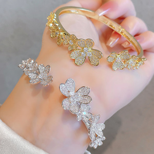 สร้อยข้อมือเพทายรูปดอกไม้สำหรับผู้หญิง ทอง เงิน ของขวัญ เครื่องประดับ Sz11.11 ดีไซน์ 6 กลีบ - Product Image 1