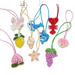 Venta al por mayor hecho a mano con cuentas de vida marina y parches de frutas 3D PVC y fieltro para ropa abrigo guantes broches y accesorios - Product Image 1