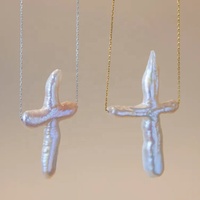 Venta al por mayor de joyería religiosa, regalos católicos hechos a mano sin deslustre, collar de Cruz de perlas de agua dulce barrocas opalescentes de oro PVD de 18K