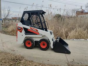 รถตักล้อยางมือสอง Kubota S70 ที่เชื่อถือได้ น้ำหนักบรรทุก 317 กก. กำลัง 25 กิโลวัตต์ เหมาะสำหรับงานก่อสร้างในเมืองและจัดสวน - Product Image 2