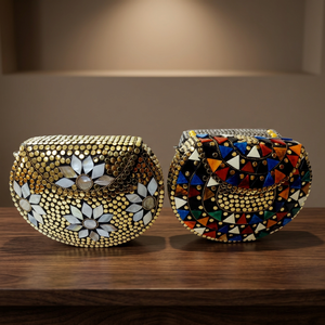 Sac de soirée classique en laiton avec motif floral et pétales blancs perlés, et chaîne dorée, fait main, pour femme, vente en gros - Product Image 1