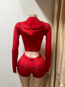 Y0096 Set Due Pezzi da Donna alla Moda con Felpa Stampata con Cappuccio e Maniche Lunghe, Pantaloncini con Bottone per il Pollice e Micro Corno - Product Image 5