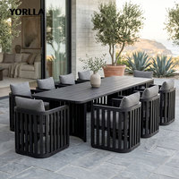 Ensemble de salle à manger d'extérieur en teck noir série Atoll YORLLA, mobilier de patio pour resort, chaise à lattes verticales