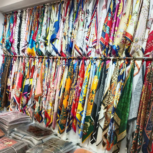 Foulard Quadrato in Finta Seta per Donne, <span class=keywords><strong>Elegante</strong></span> Motivo Floreale a Catena, Sciarpa Quadrata in Raso di Design, Sensazione Setosa, 90*90cm OEM/ODM - Product Image 4