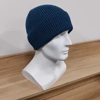 Yüksek kaliteli kalın moda Unisex özel bere boş deri yama logosu sıcak örme bere kış şapka şapka
