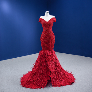 Robe de soirée élégante sur mesure Rsm67433, rouge, à épaules dénudées, ornée de perles et de plumes, coupe ajustée, dos nu - Product Image 1