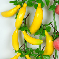 Fruitspiesjes: Banaan, Appel, Citroen, Kers. Fruit- en groentehangspiesjes. Restaurantdecoraties. Tuin en boomgaard Hig