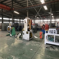 Machine à fabriquer des panneaux de lattes nervurées, machine à fabriquer des lattes nervurées expansées