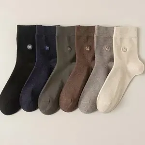 Vente en gros de chaussettes de sport douces et respirantes pour hommes Chaussettes pour hommes avec lettre personnalisée et logo