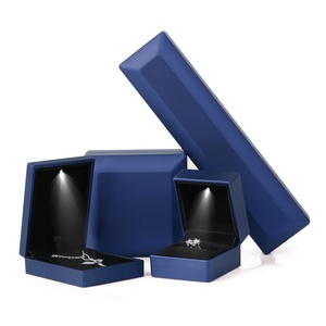 Caja de Joyería con Luz LED Dorada y Logotipo Personalizado, Juego de Cajas para Collar, Anillo y Pulsera, Empaque de Joyería con Luz LED Personalizada - Product Image 3