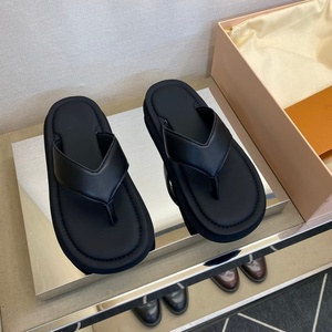 Sandalias de lujo para hombre y mujer, con parte superior de PU negro, suela de EVA acolchada, diseño moderno, punta abierta, antideslizantes, para verano. - Product Image 1