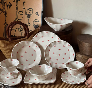 Vajilla de Cerámica con Borde de Perlas en Relieve de Forma Irregular, Juego de Vajilla de Porcelana con Bonito Estampado de Lazo Rojo, Logotipo Personalizado para Bodas y Hoteles - Product Image 1