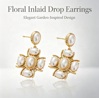 Anting-anting gantung bunga mutiara vintage, anting-anting oval imitasi mutiara romantis untuk wanita, perhiasan pesta elegan