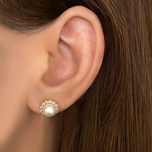 Boucles d'oreilles classiques en or plaqué 18 carats avec zircon cubique et perle pour femmes - Product Image 3