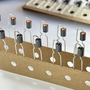 自动PCB板插入式EMI抑制直流滤波器，带铁氧体磁芯EMI磁珠 - Product Image 1