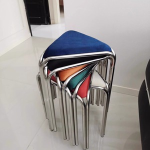 Taburete de metal portátil de diseño moderno colorido y apilable para niños y adultos en la oficina en casa o apartamento - Product Image 4
