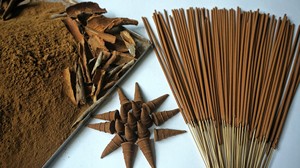 Incienso Nag Champa enrollado a mano, mezcla tradicional de sándalo y madera de canela aromática utilizada en rituales religiosos. - Product Image 3