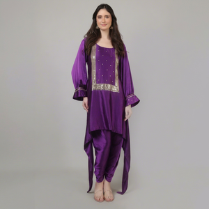Conjunto de caftán diseñado para mujeres modernas, estilo top y pantalón dhoti, color morado, con cuentas y trabajo de lentejuelas. - Product Image 1