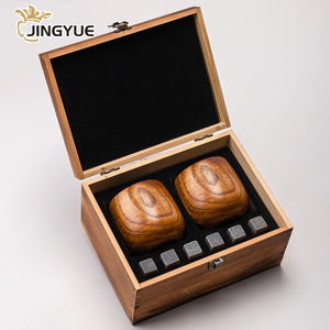 Juego de 2 Vasos de Bourbon de Madera Quemada Personalizados <span class=keywords><strong>para</strong></span> Hombre, Juego de 6 Piedras Enfriadoras de Whisky Reutilizables en Caja de Regalo de Madera - Product Image 2