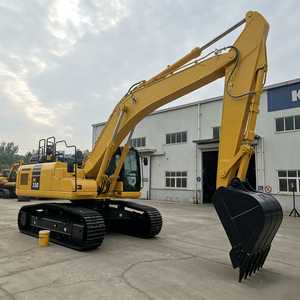 Excavatrice sur chenilles hydraulique PC330-11M0 de 33 tonnes à haute efficacité énergétique et contrôle précis de la flèche, idéale pour la préparation de sites de fermes solaires - Product Image 4