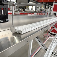 Ligne d'extrusion de cadres de fenêtres en PVC / Production de profilés WPC sur mesure / Machine de fabrication de profilés de fenêtres et de portes en UPVC de bonne qualité