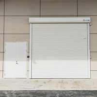 Porte roulante commerciale en acier et aluminium, ouverture latérale électrique, moteur télécommandé, résistante au vent et à l'eau, quincaillerie de marque allemande, CE
