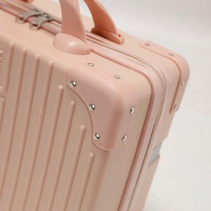 Estuche Cosmético Cuadrado Retro, Mini Bolsa de Viaje Ligera con Cierre, Diseño con Remaches de Color Sólido para Viajes de Ocio - Product Image 3