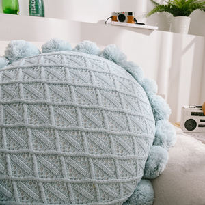 Coussin décoratif en acrylique tricoté à texture tournesol avec 21 adorables boules de poils rondes lavables - Product Image 3