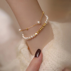 สายรัดข้อมือแบบเรียบหรูหลายชั้น ประดับด้วยไข่มุกน้ำจืดธรรมชาติ จับคู่กับโซ่ทองเส้นเล็กอย่างประณีต เหมาะสำหรับผู้หญิงใส่ในชีวิตประจำวัน งานเดท หรือปาร์ตี้ - Product Image 3