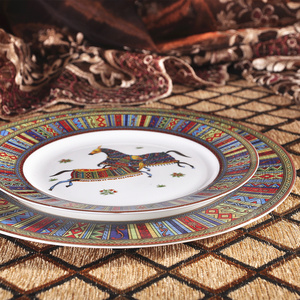 Wholesale 10 Inch Luxury Bone China Dinner Set Round Pattern Porcelain Dinner Plates with Horse Design for Home Use - Product Image 2