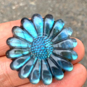 Pendentif en labradorite bleue naturelle sculptée à la main en forme de fleur de marguerite, figurine de tournesol en cristal, pierre de guérison, décoration d'intérieur - Product Image 4