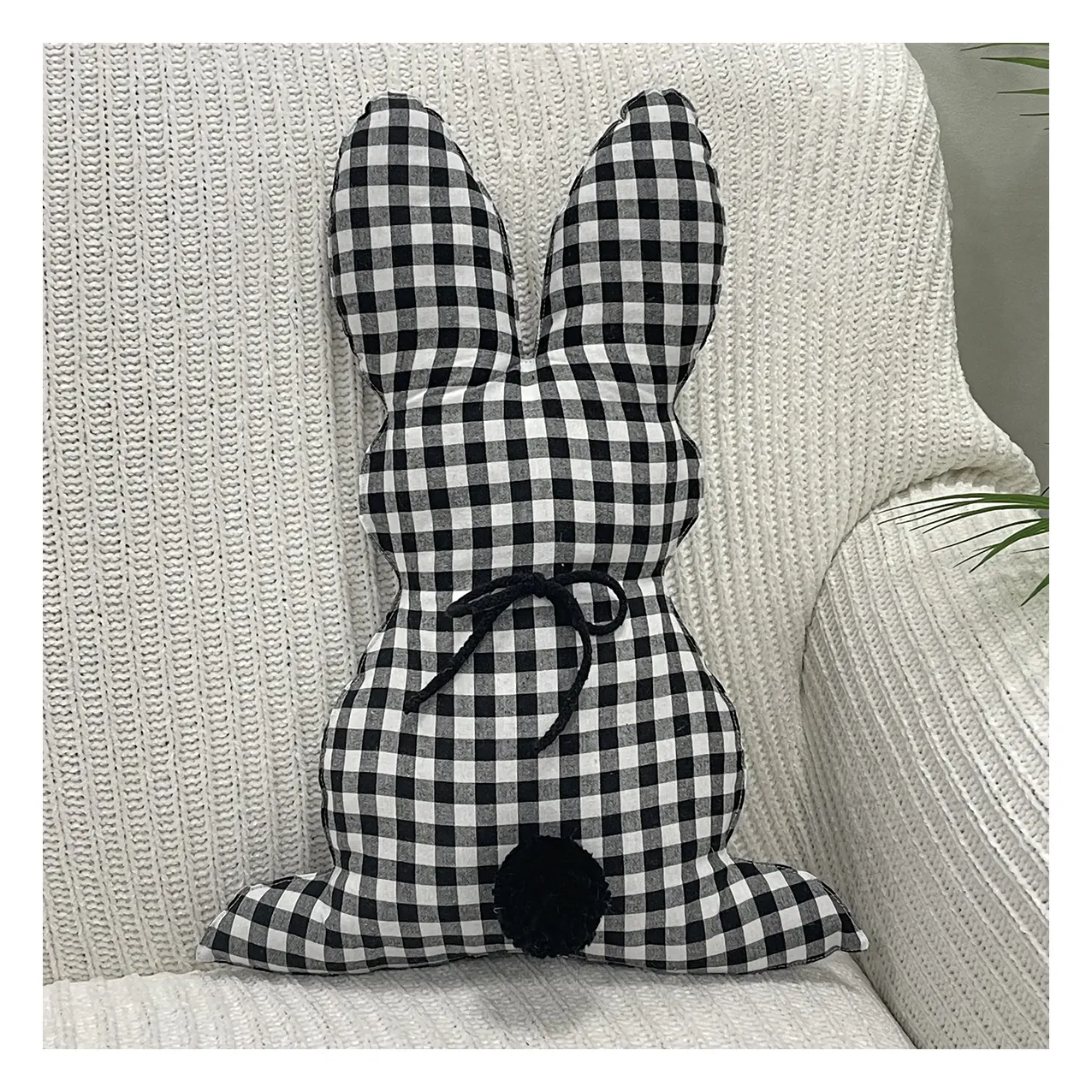 Nouvel arrivage de jouets de pâques coussin en forme de lapin à carreaux noirs avec nœud papillon pour la décoration de la maison