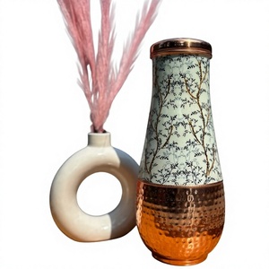Botella de Agua de Cobre con Diseño Bohemio de Árbol en Negro y Dorado, Portátil para Uso Doméstico - Product Image 1