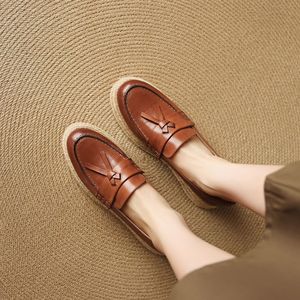 Mocasines de cuña para mujer, nueva colección otoño 2026, de cuero de grano superior, a media pantorrilla, con tiras tejidas y suela suave. - Product Image 2