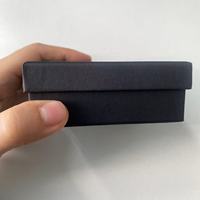 Boîtes cadeaux noires personnalisées avec estampage à chaud blanc pour bijoux, parfums de luxe, chaussettes et emballages de fourrures avec votre propre logo