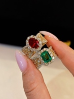 Bague en or jaune 18 carats avec rubis et émeraudes de laboratoire, sertie d'une halo de pierres précieuses colorées, bijoux de mariée