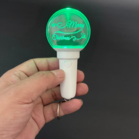 Gantungan Kunci Mini Light Stick Grafir Laser Bermerek Daya Tahan 6 Jam Gaya Klasik 15 Warna LED RGBW Baterai CR1632*2 Pesta