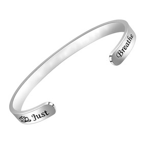 Braccialetto aperto a forma di C in acciaio inossidabile all'ingrosso bracciale Unisex lucido argento con lettere inglesi ispiratrici - Product Image 3
